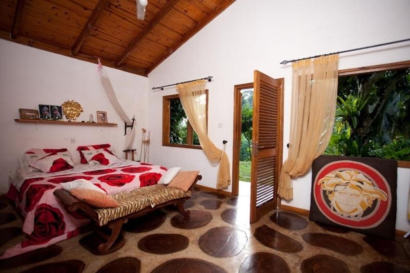 Postel nebo postele na pokoji v ubytování Coté Sud - Unique Villa & Bungalows Intendance Road