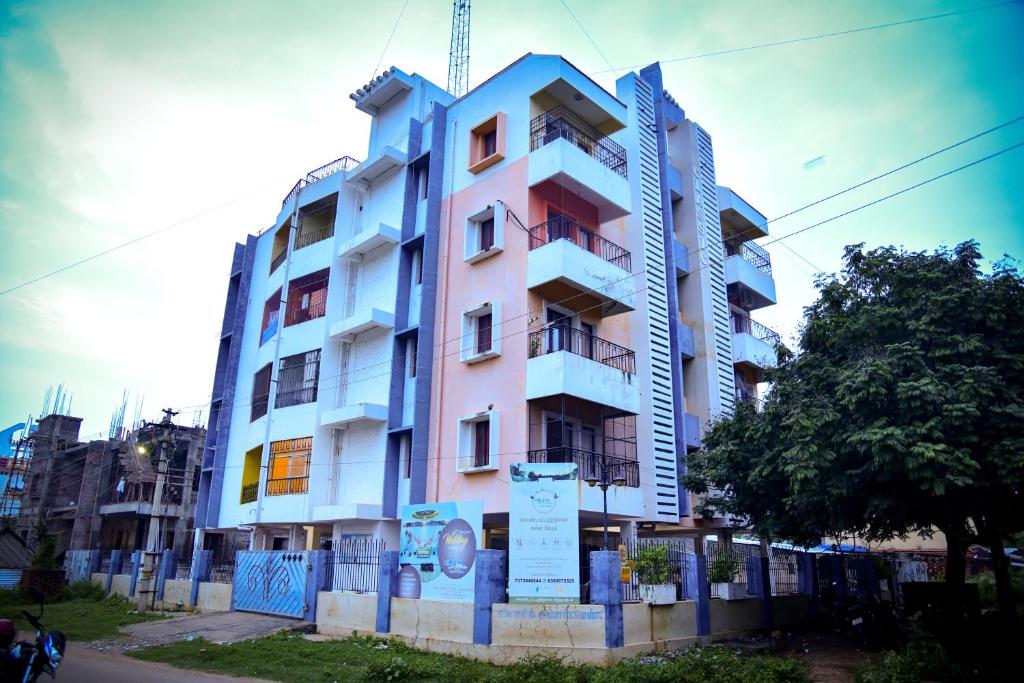 een hoog gebouw met blauw en wit bij Soniya Service Apartment in Tirunelveli