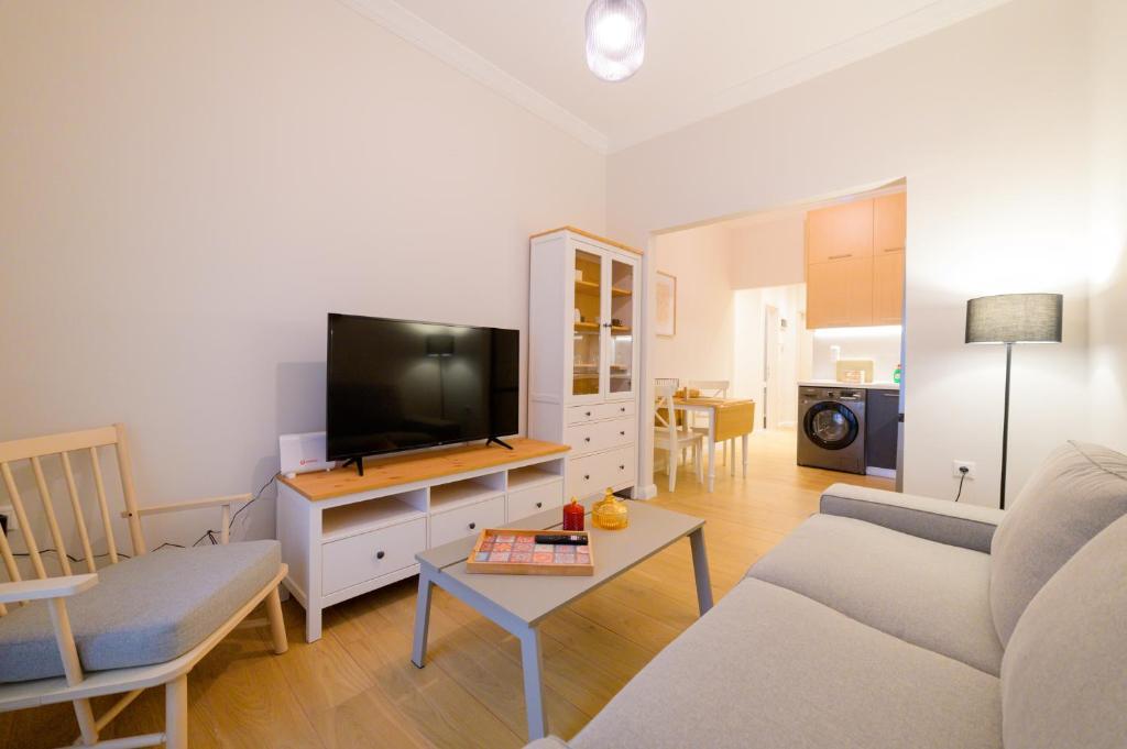 New modern 2nd floor apartment