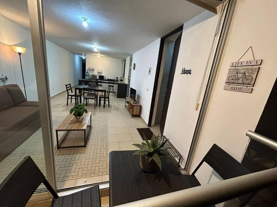 ein Wohnzimmer mit einem Tisch und einem Esszimmer in der Unterkunft Departamento Harmony Xalapa in Xalapa