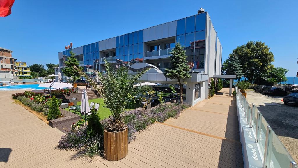 Bazén v ubytování Dodo Beach Hotel nebo v jeho okolí