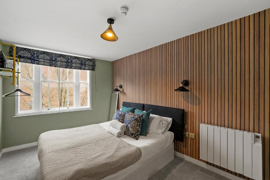 Llit o llits en una habitació de BridgeCity Spectacular Morden 2 bedroom flat in Ashford Town Centre