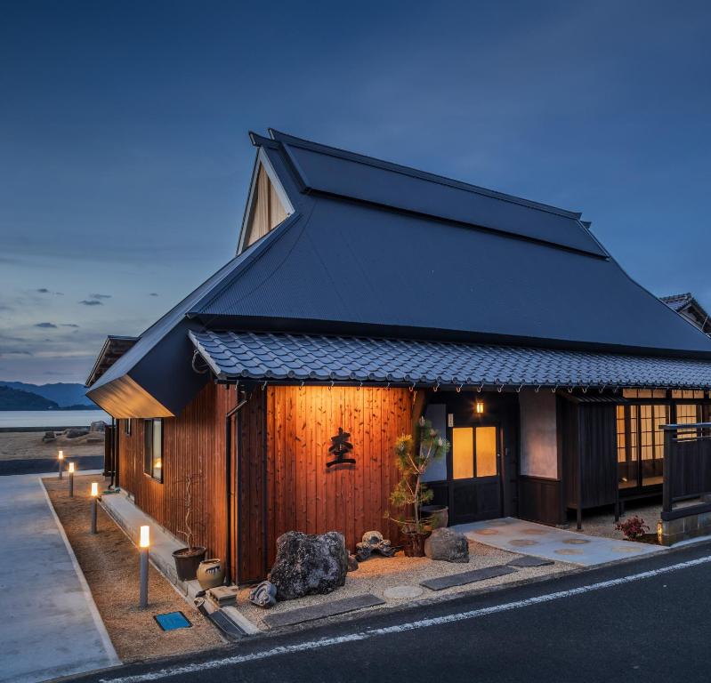 un pequeño edificio con velas delante en moku杢 en Miyazu