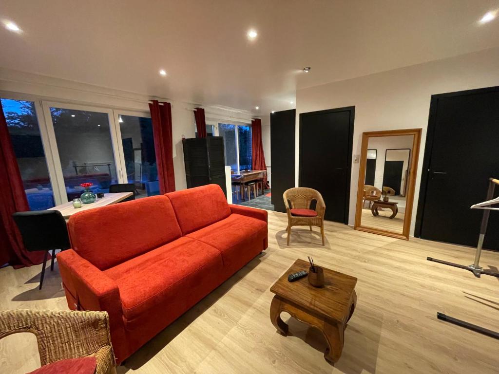 ein Wohnzimmer mit einem roten Sofa und einem Tisch in der Unterkunft Flat vane & Soun in Waterloo