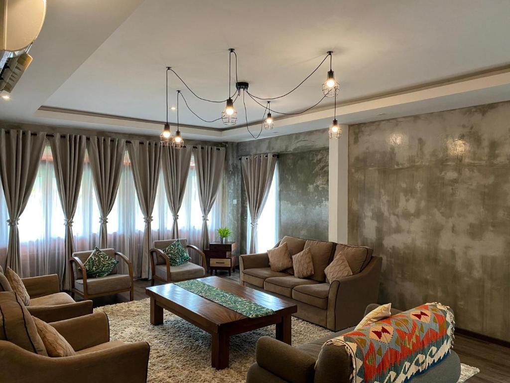 - un salon avec des canapés et une table basse dans l'établissement Dango Homestay, à Kuching