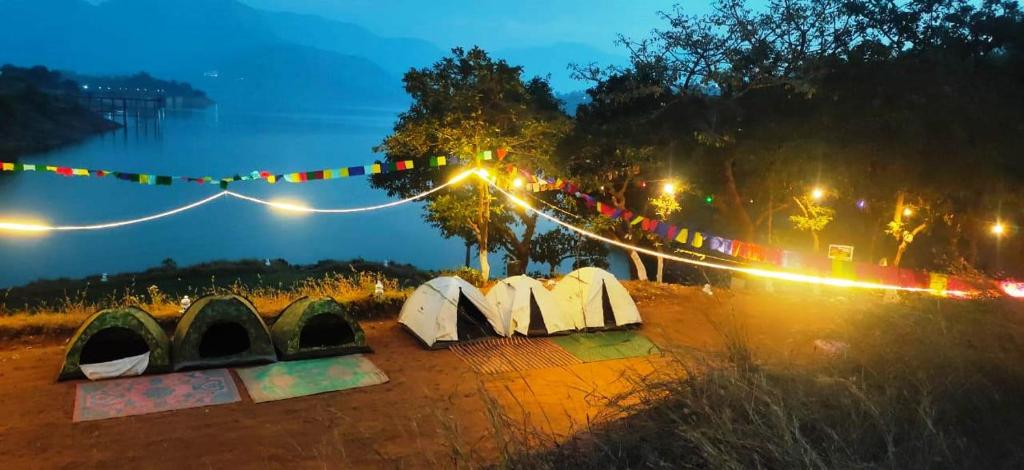 un gruppo di tende in un campo di notte di Bhandardara Campthrill Adventure a Bhandardara