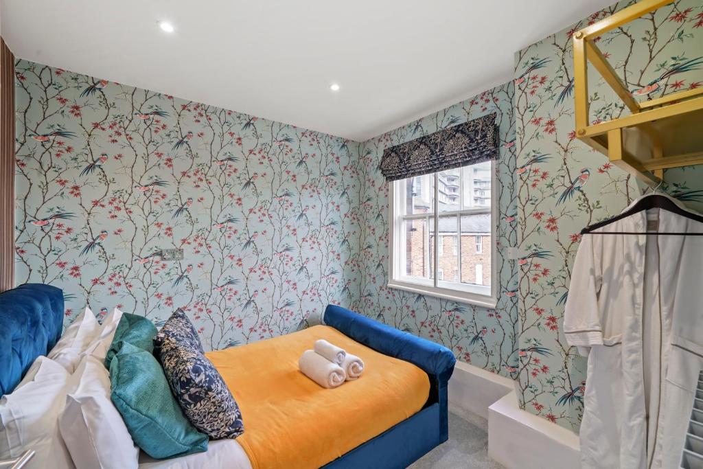 Postel nebo postele na pokoji v ubytování BridgeCity Modern 2 Bed flat Ashford Town Centre Pet Friendly