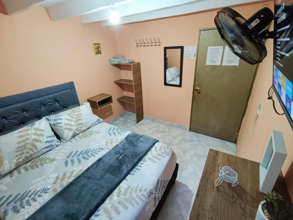1 dormitorio con cama, mesa y puerta en HospedajesMED, en Medellín