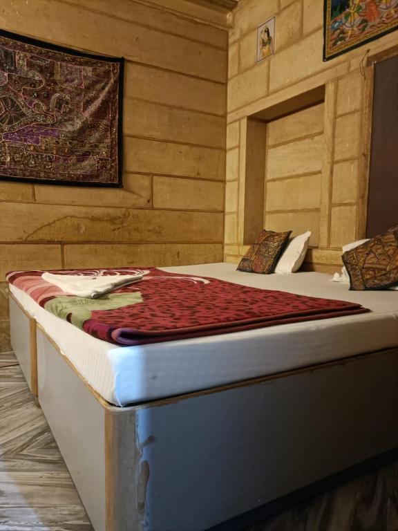 1 cama en una habitación con 2 camas en Hotel peris en Jaisalmer