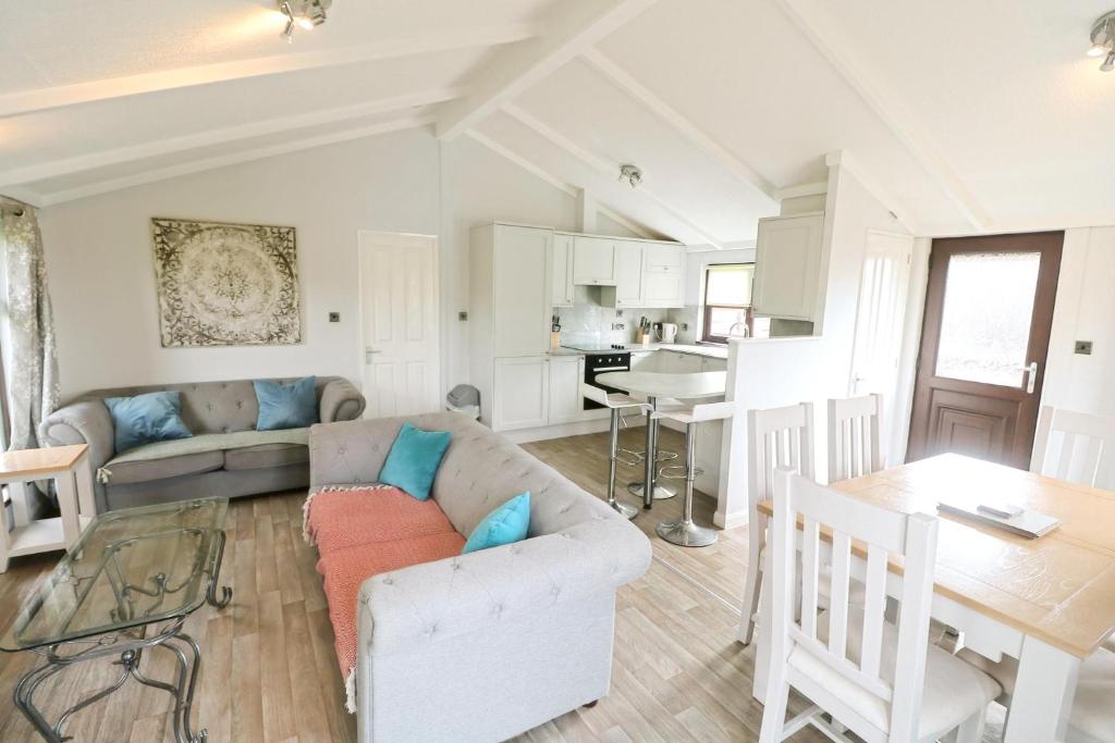 Little Eden Country Park, Bridlington with Private Hot Tubs - Superior Lodge - Lakeside