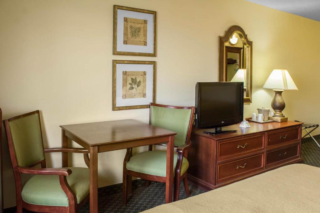 Quality Inn & Suites - Queen Room With Two Queen Beds - Non-Smoking