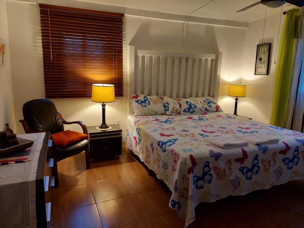 Ein Bett oder Betten in einem Zimmer der Unterkunft Aeolus Guest House
