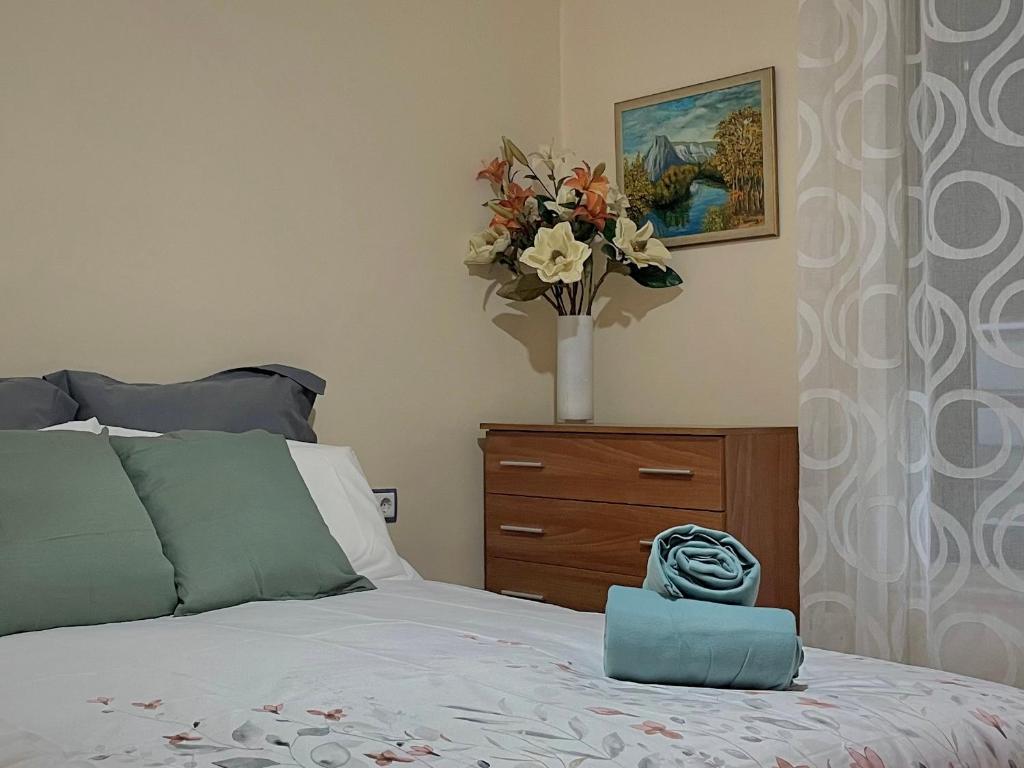 um quarto com uma cama com uma cómoda e um vaso de flores em Bois Argentine by ARoom VUT-LE-1079 em León