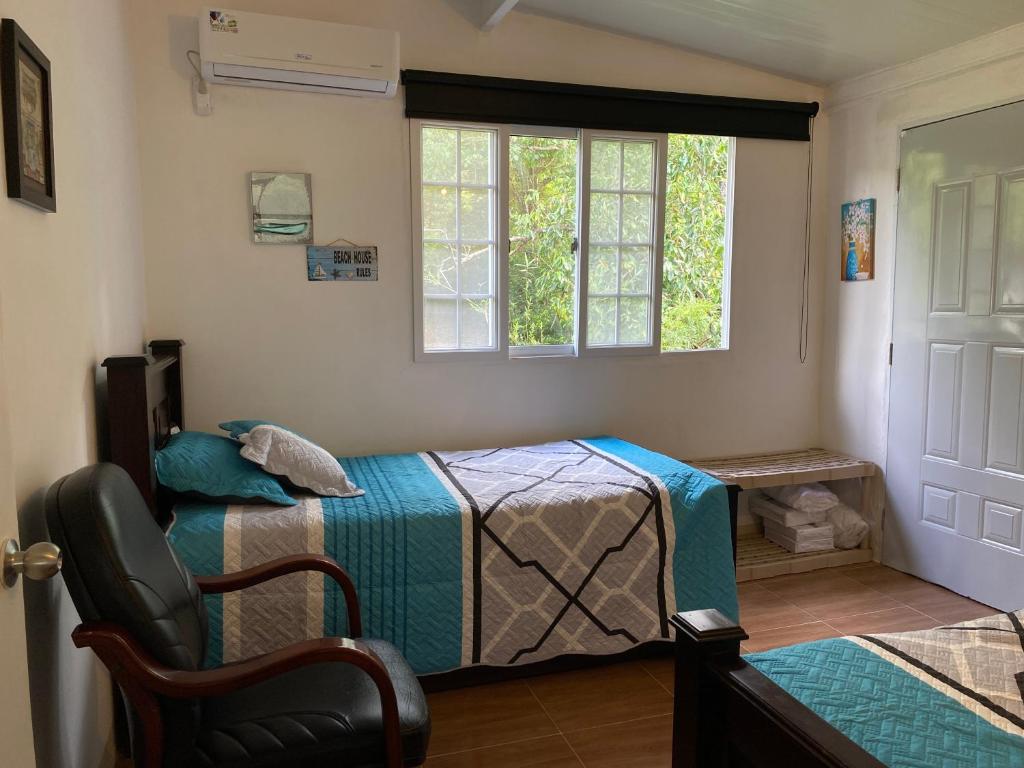 Ein Bett oder Betten in einem Zimmer der Unterkunft Aeolus Guest House