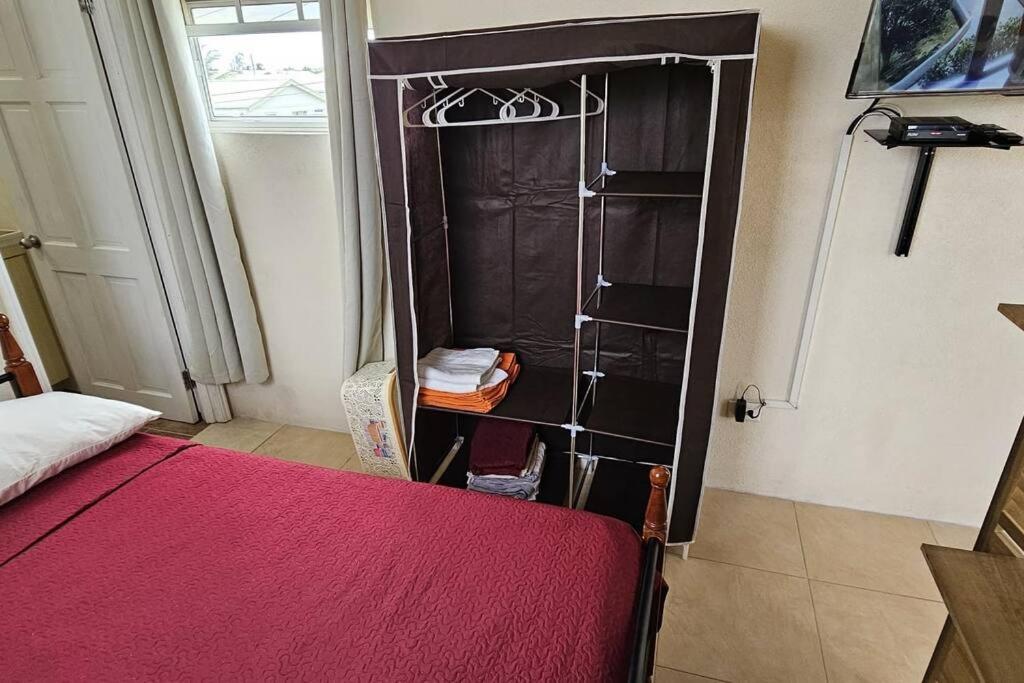 Postel nebo postele na pokoji v ubytování Seclusion Studio Apartment.