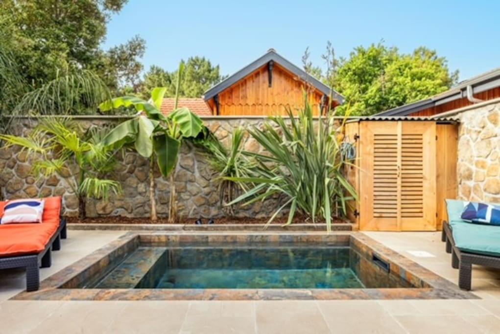 - une piscine dans l'arrière-cour d'une maison dans l'établissement La Cabane du Huga N°1, à Lacanau