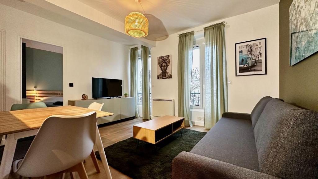 una sala de estar con un sofá y una mesa en Repos entre Paris & Disney, en Nogent-sur-Marne