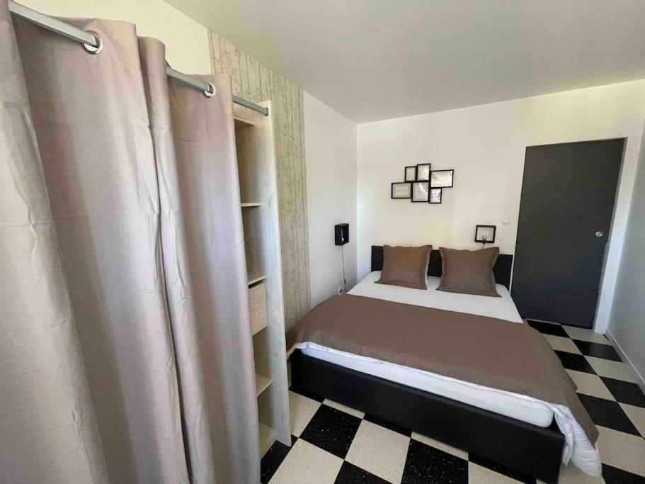 Un pat sau paturi într-o cameră la Au Parisien