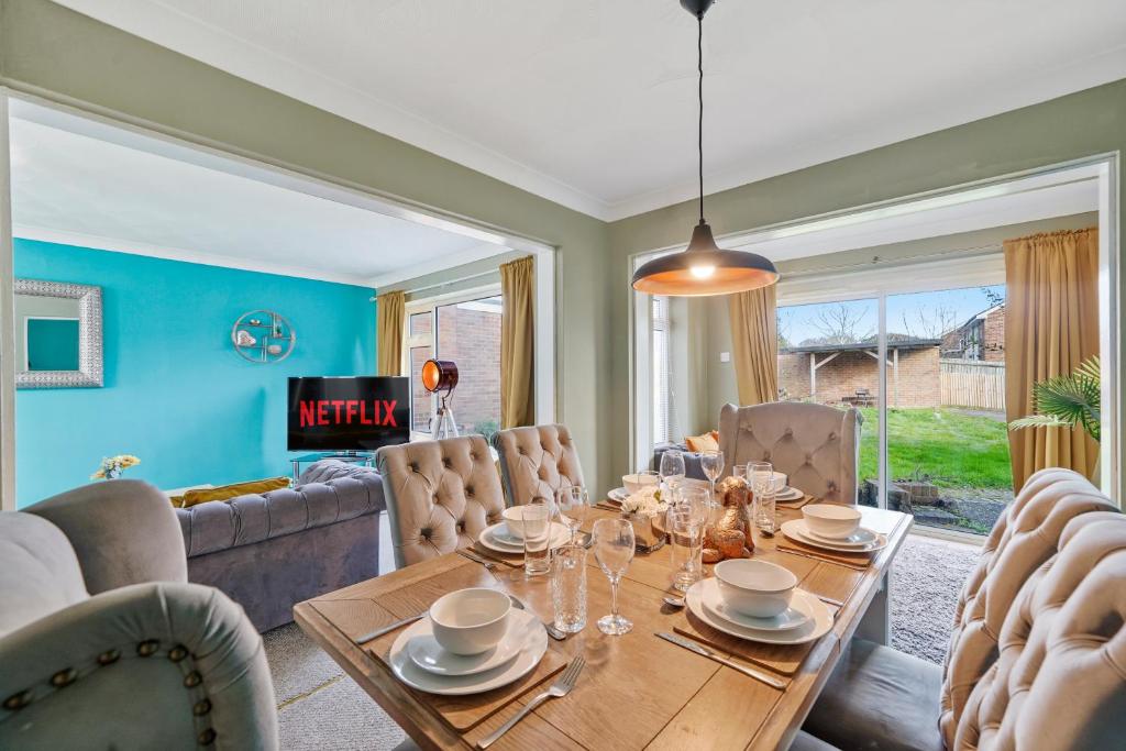 - une salle à manger avec une table et des chaises dans l'établissement BridgeCity Luxurious Maidstone Holiday Home, à Kent