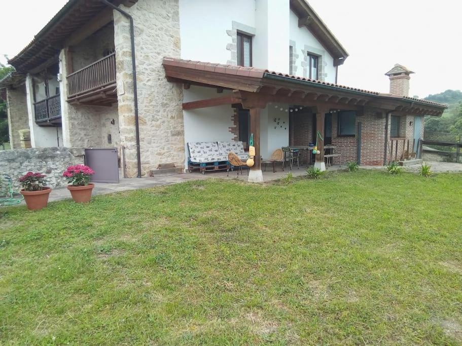 a house with a lawn in front of it at Casa vacacional en Prío (Unquera) in Prío