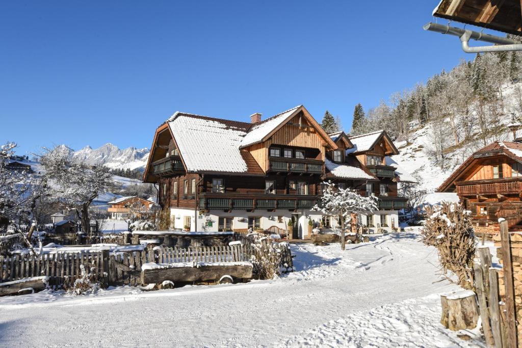 eine Skihütte in den Bergen im Schnee in der Unterkunft Auerhof in Schladming