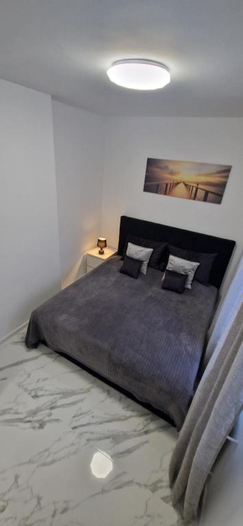ein Schlafzimmer mit einem großen Bett in einem Zimmer in der Unterkunft ewja1 in Sulęcin