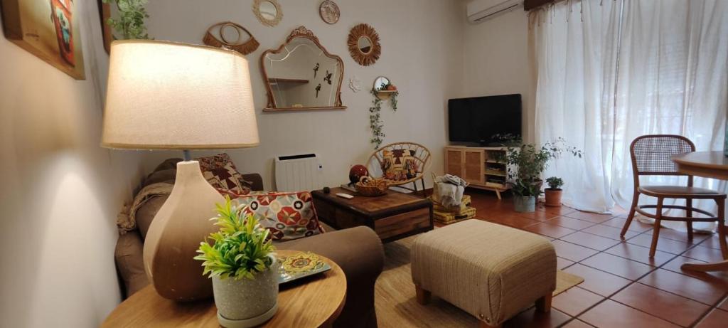 sala de estar con sofá y mesa en El 6 De Busquet en Cáceres