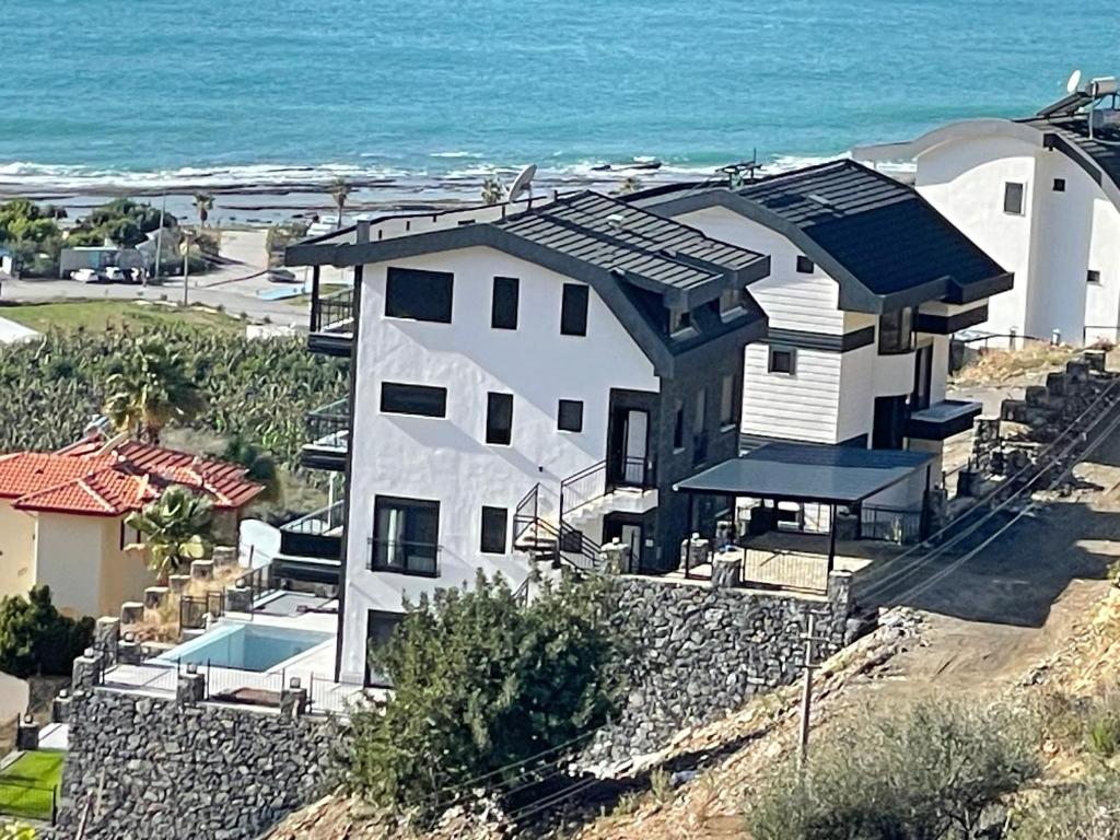 an aerial view of a house with the ocean at Ferienwohnung Meerblick in Gazipasa