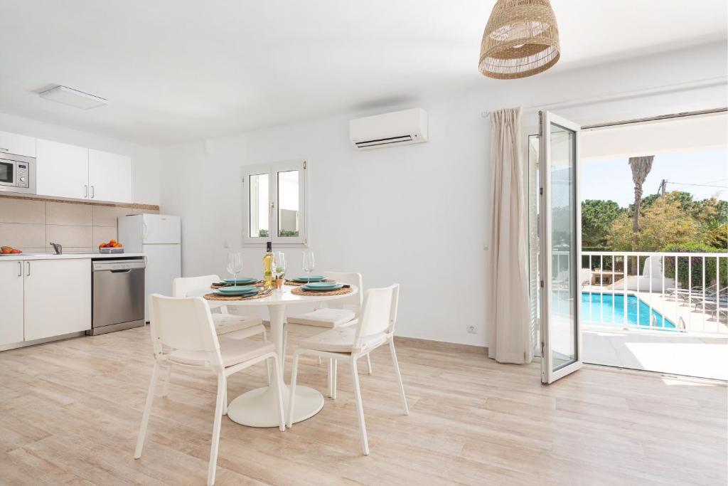 A kitchen or kitchenette at Apartment ONA ONE SUN with Pool, AC, BBQ, Wifi in Cala D'or