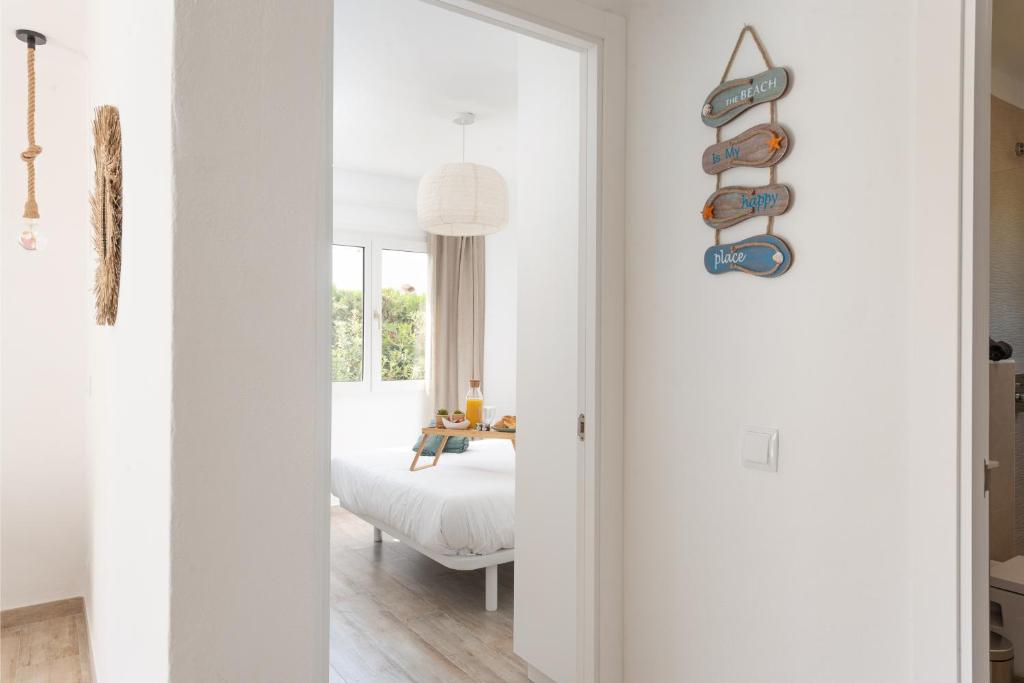 A bed or beds in a room at Apartment ONA ONE SUN with Pool, AC, BBQ, Wifi in Cala D'or