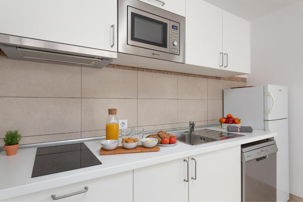 A kitchen or kitchenette at Apartment ONA ONE SUN with Pool, AC, BBQ, Wifi in Cala D'or