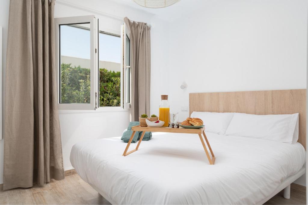 A bed or beds in a room at Apartment ONA ONE SUN with Pool, AC, BBQ, Wifi in Cala D'or
