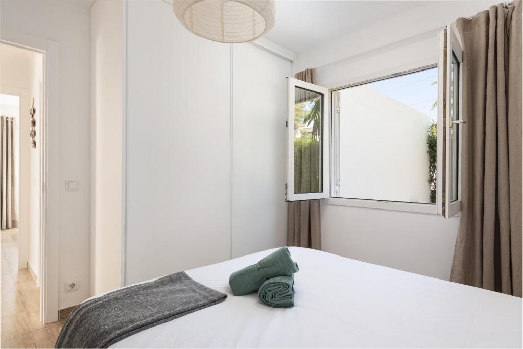 A bed or beds in a room at Apartment ONA ONE SUN with Pool, AC, BBQ, Wifi in Cala D'or