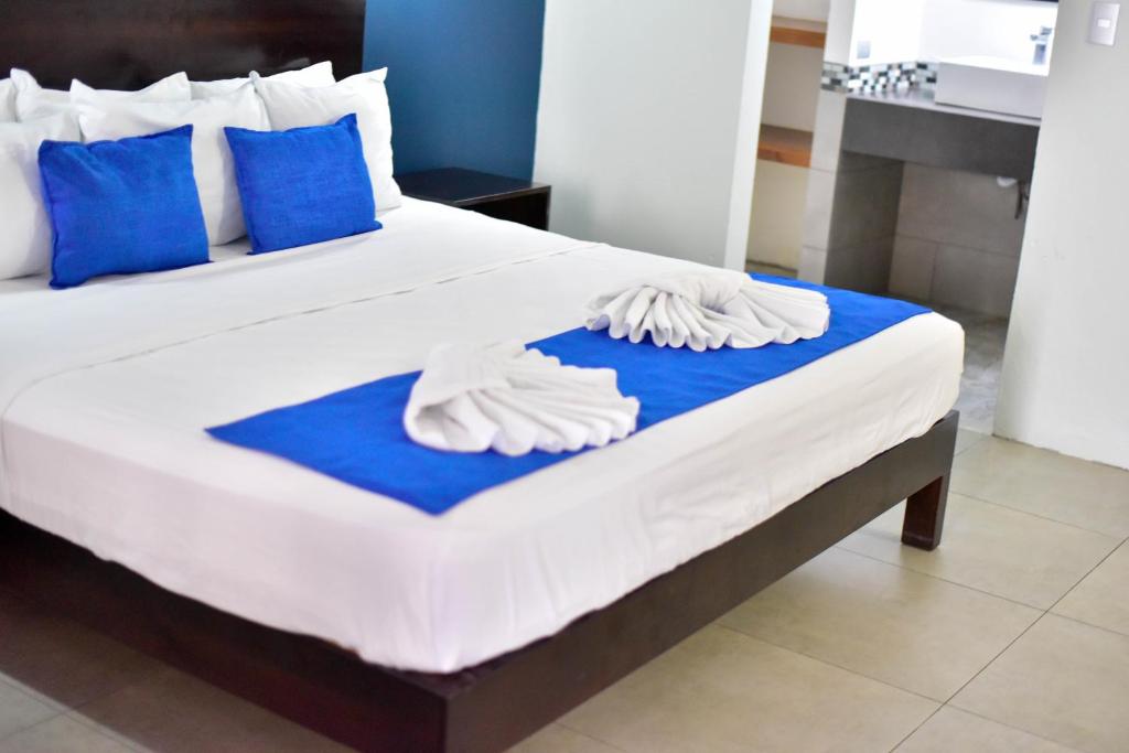 Кровать или кровати в номере Republik Hotel, Bistro and Nightclub on Site