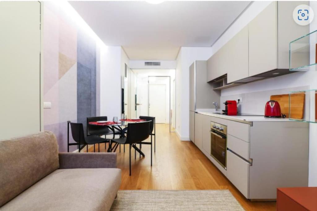 ミラノにあるPorta Nuova Apartmentのキッチン、リビングルーム(ソファ、テーブル付)