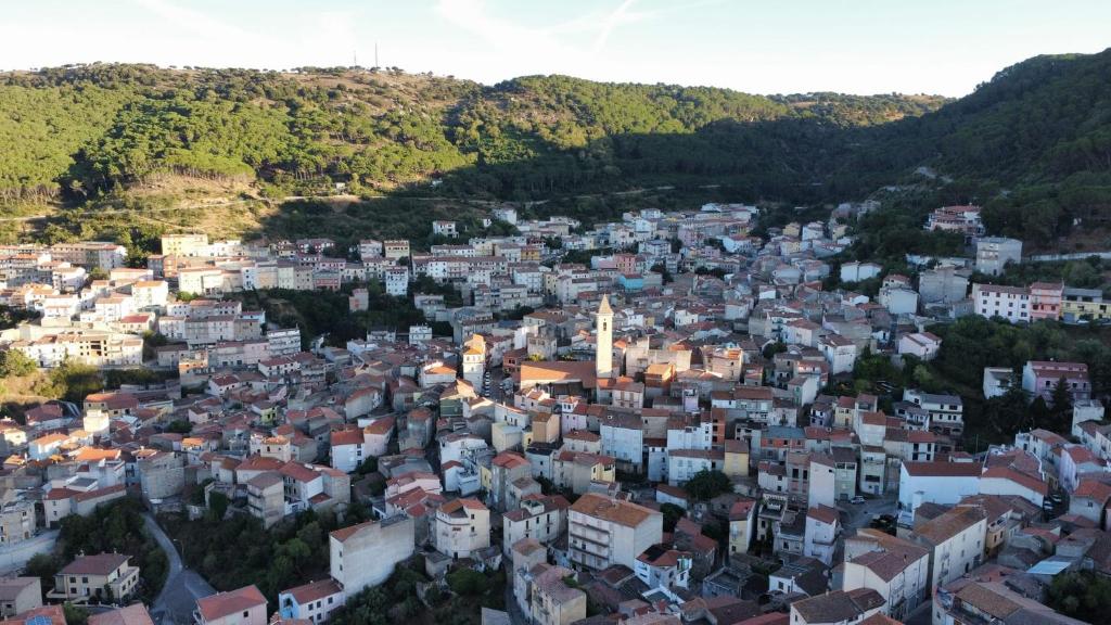 una vista aerea di una città con edifici di B&b Sa Zodia Guest House a Bitti