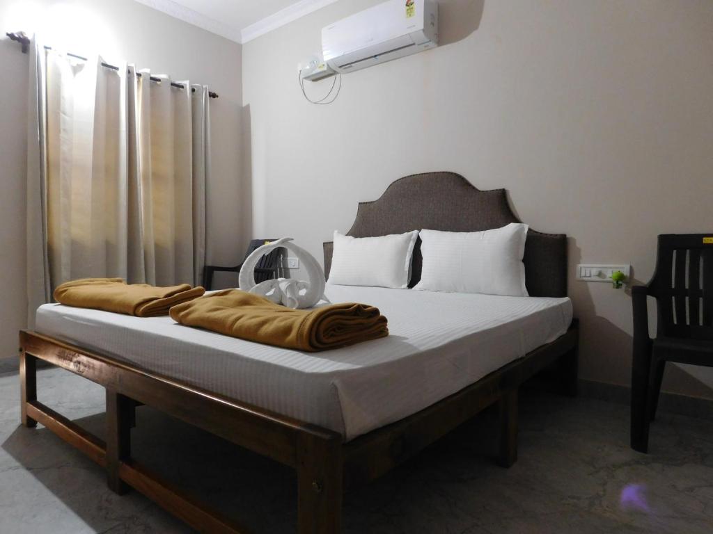 Ariel Guesthouse في باغا: غرفة نوم عليها سرير وبطانية