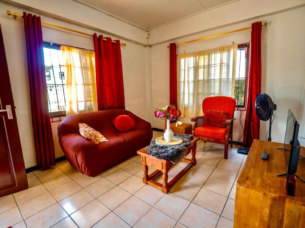 sala de estar con sofá y silla en Impeccable 2-Bed Apartment in Paramaribo, en Paramaribo