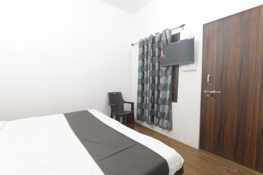 una camera con letto, armadio e sedia di Chitraa guest house a Prayagraj