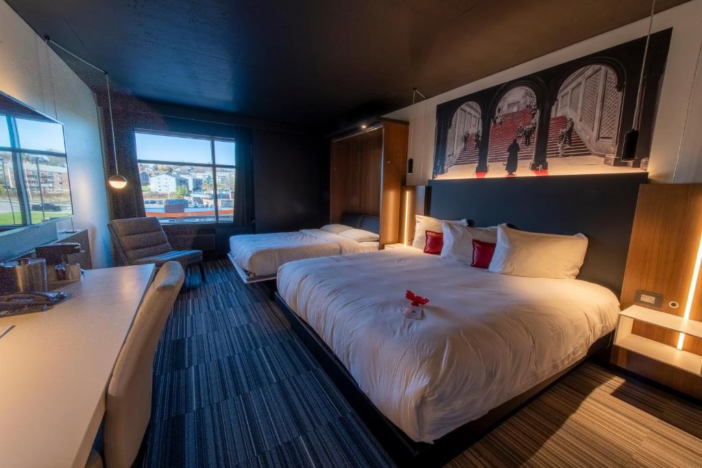 Postel nebo postele na pokoji v ubytování Grand Times Hotel – Aeroport de Quebec