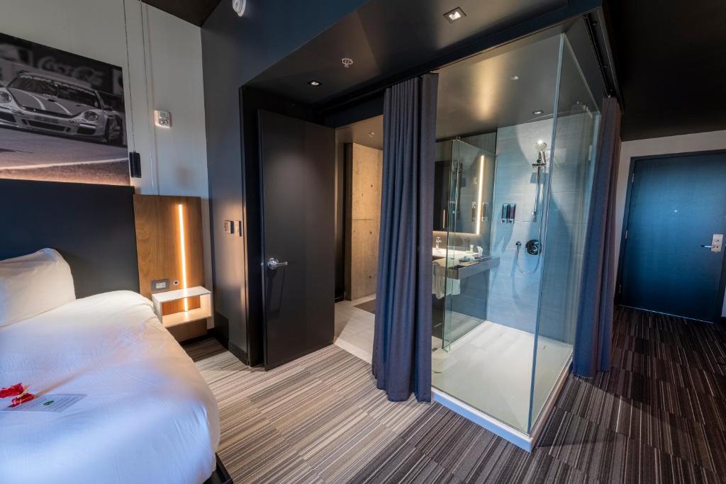 Postel nebo postele na pokoji v ubytování Grand Times Hotel – Aeroport de Quebec