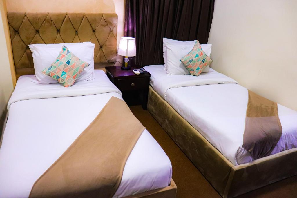 Postel nebo postele na pokoji v ubytování Golden Pyramids Inn