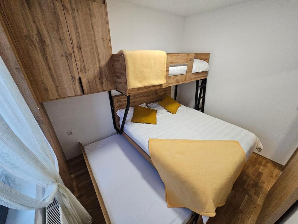 Tempat tidur susun dalam kamar di Grand Casa Apartments