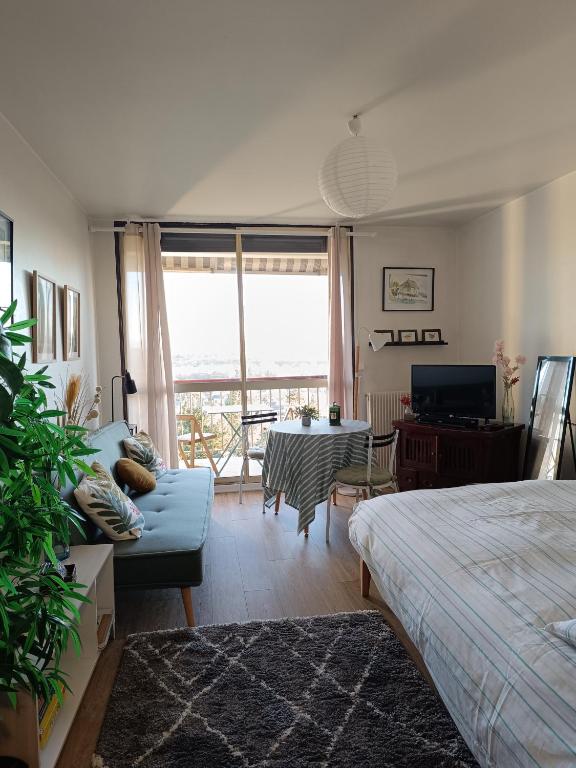 une chambre avec un lit, un canapé et une table dans l'établissement Les-Hauts-de-Montrichard-Nid douillet !, à Montrichard