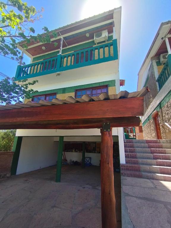 ein Gebäude mit einem Holzbalken davor in der Unterkunft Pecas house in Mina Clavero