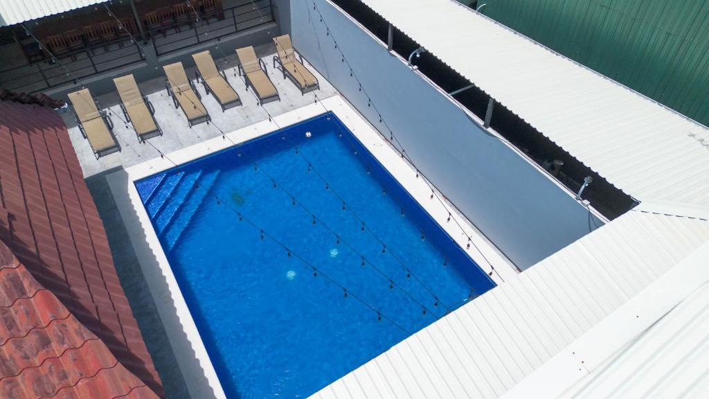 Бассейн в Republik Hotel, Bistro and Nightclub on Site или поблизости