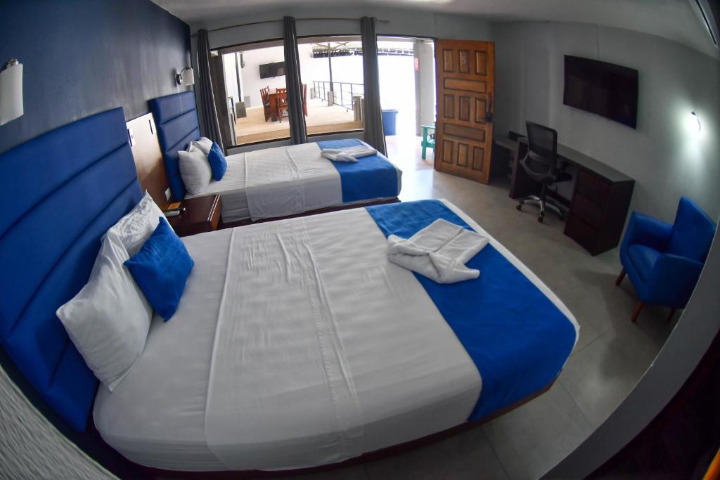Кровать или кровати в номере Republik Hotel, Bistro and Nightclub on Site