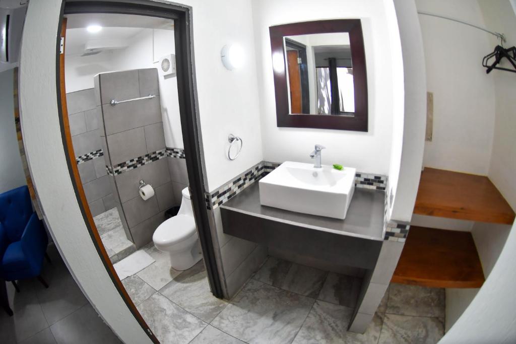 Ванная комната в Republik Hotel, Bistro and Nightclub on Site