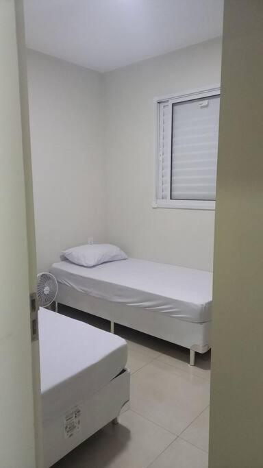 Katil atau katil-katil dalam bilik di Apt aconchegante com 2 quartos! j