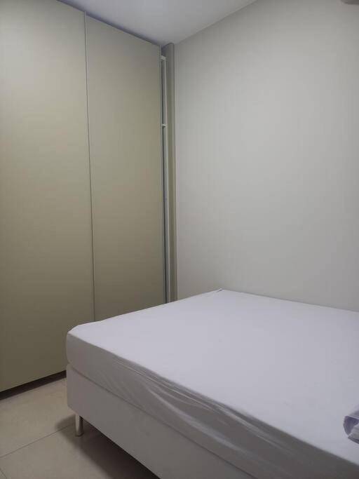 Katil atau katil-katil dalam bilik di Apt aconchegante com 2 quartos! j